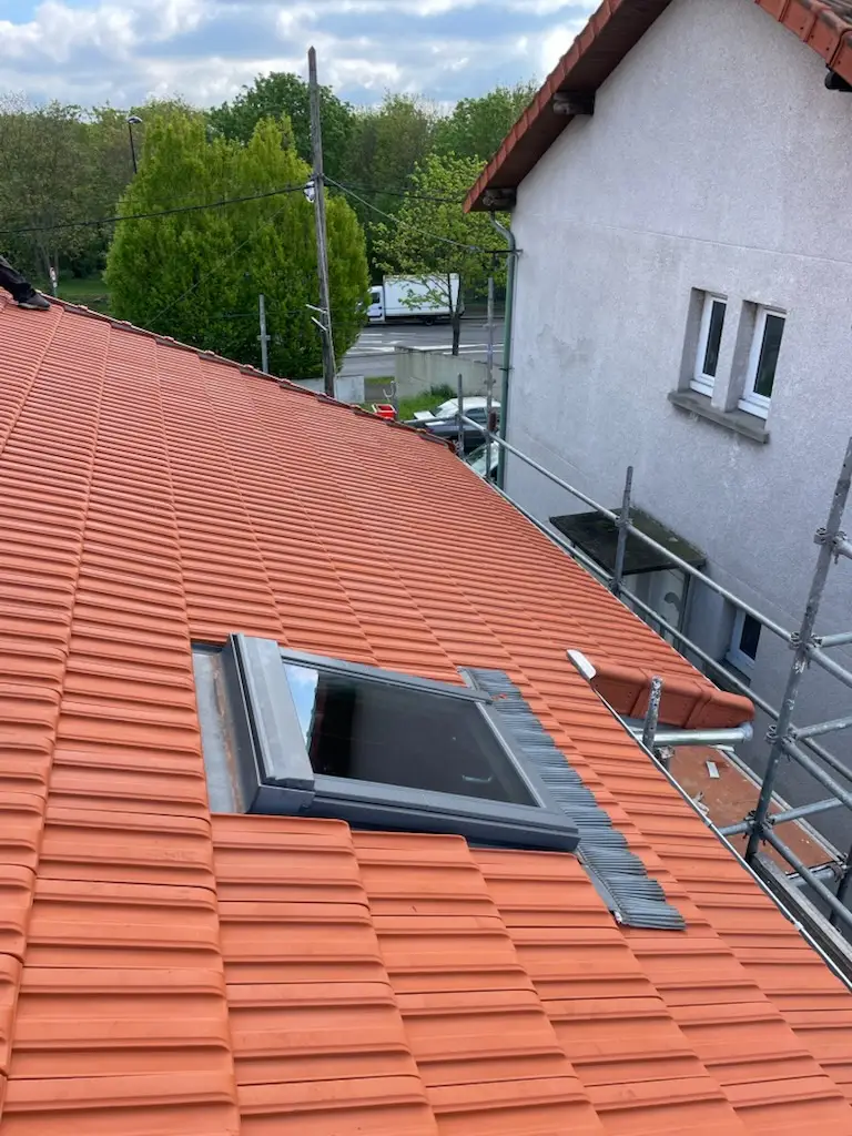 Installation d’un Velux sur toiture en tuiles avec raccord d’étanchéité, chantier de rénovation de couverture en Île-de-France