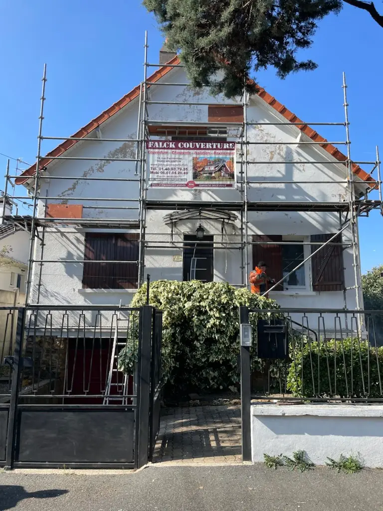 Maison en rénovation avec échafaudage et intervention d’un couvreur Falck Couverture pour travaux de toiture en Île-de-France