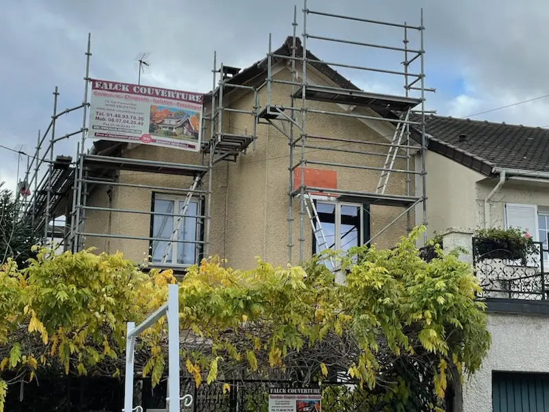 Artisan couvreur Falck Couverture en intervention sur une rénovation de toiture avec échafaudage sur maison en Île-de-France